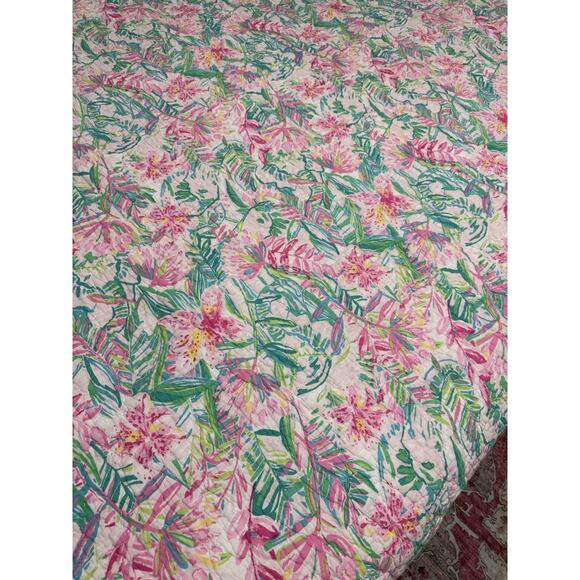 Pottery Barn X Lilly Pulitzer Reversible King Quilt in Lilly Of The Jungle - Picture 5 of 13
